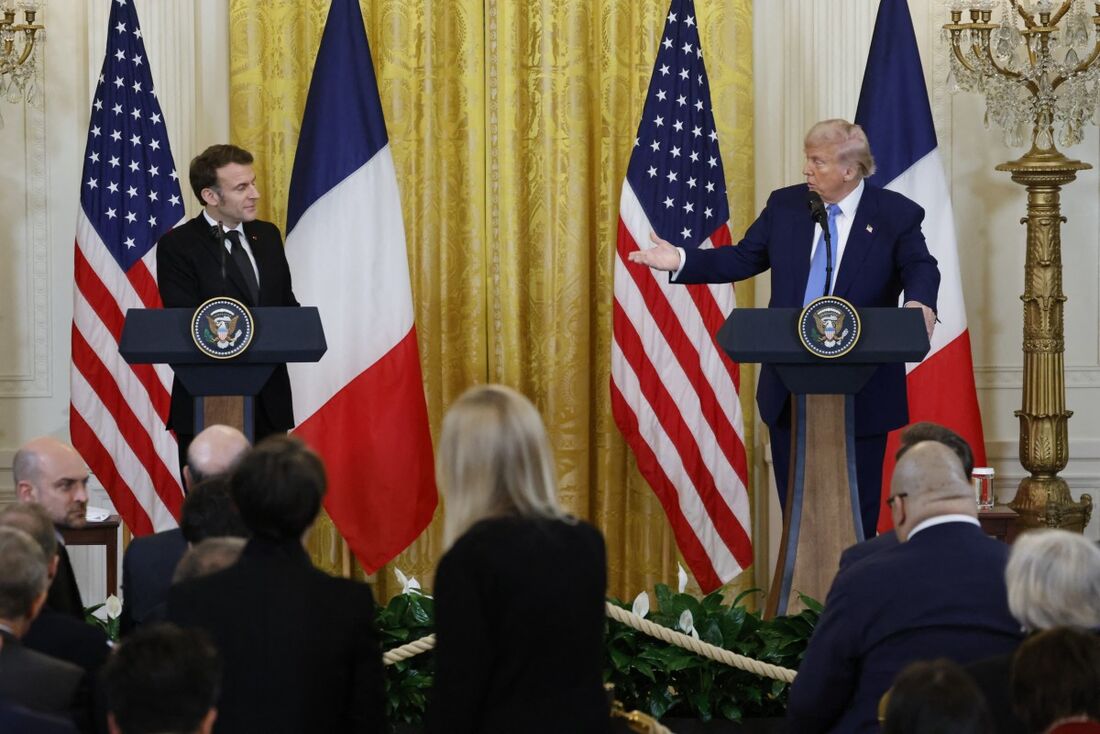 O presidente dos EUA, Donald Trump, e o presidente francês, Emmanuel Macron, realizam uma coletiva de imprensa conjunta no Salão Leste da Casa Branca, em Washington, DC