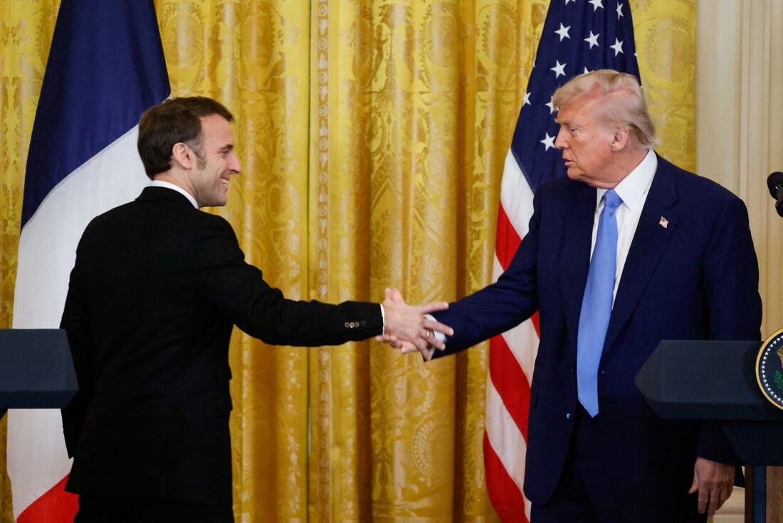 O presidente dos EUA, Donald Trump, e o presidente francês, Emmanuel Macron, apertam as mãos no final de uma coletiva de imprensa conjunta no Salão Leste da Casa Branca, em Washington, DC