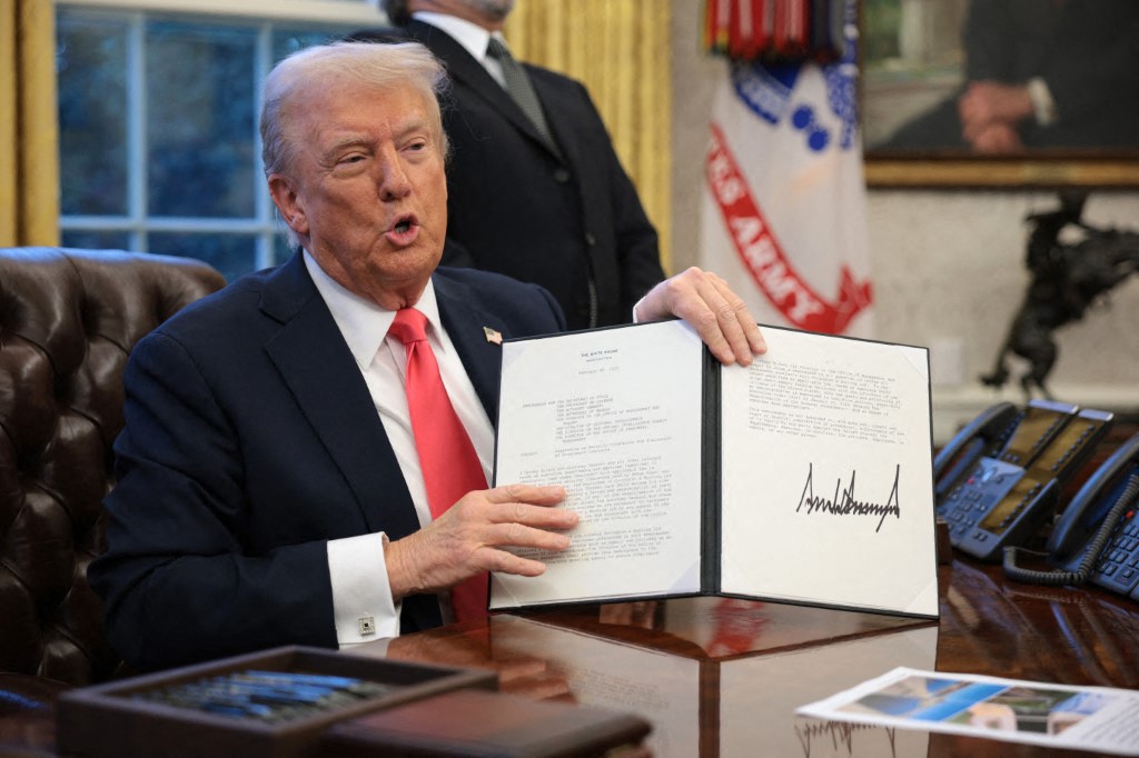 O presidente Donald Trump assinou um decreto em 20 de janeiro determinando o congelamento de 90 dias da ajuda externa dos EUA