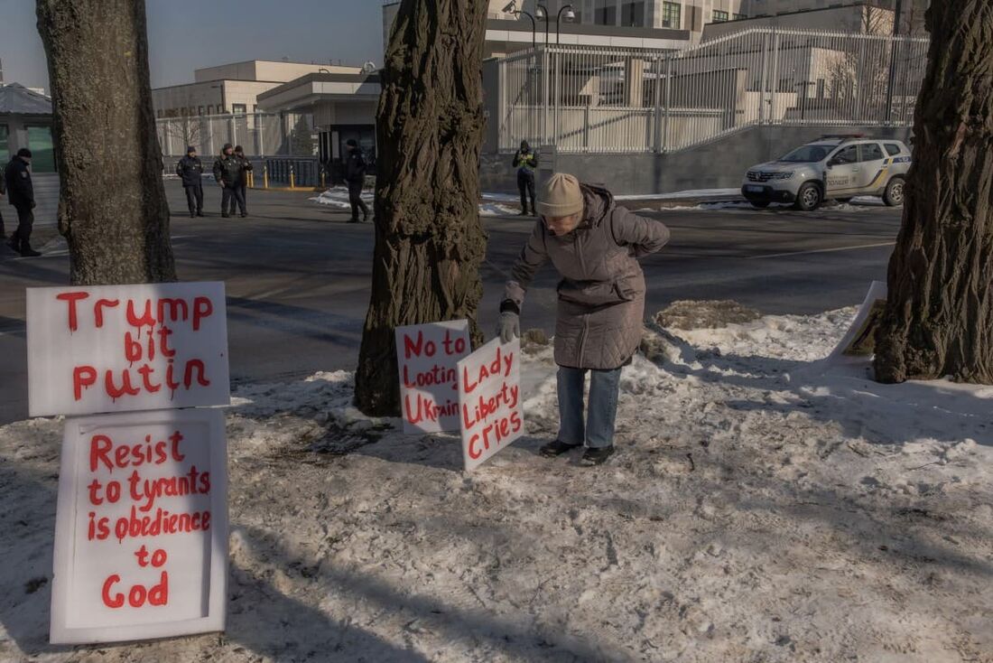 Protesto de ucranianos contra acordo de minerais com os Estados Unidos em frente à Embaixada dos Estados Unidos da América, em Kiev,