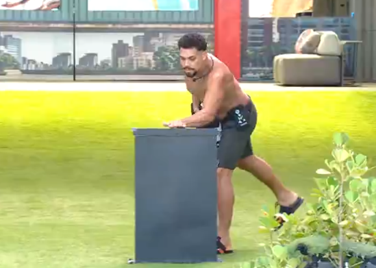 Vinícius apertando o botão misterioso no BBB 25