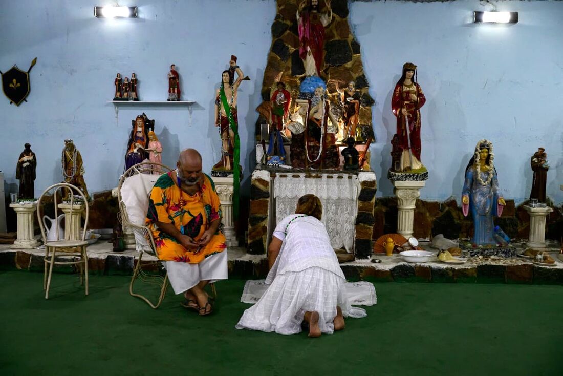 Ritual em homenagem à entidade Caboclo no Centro Espírita Umbandista