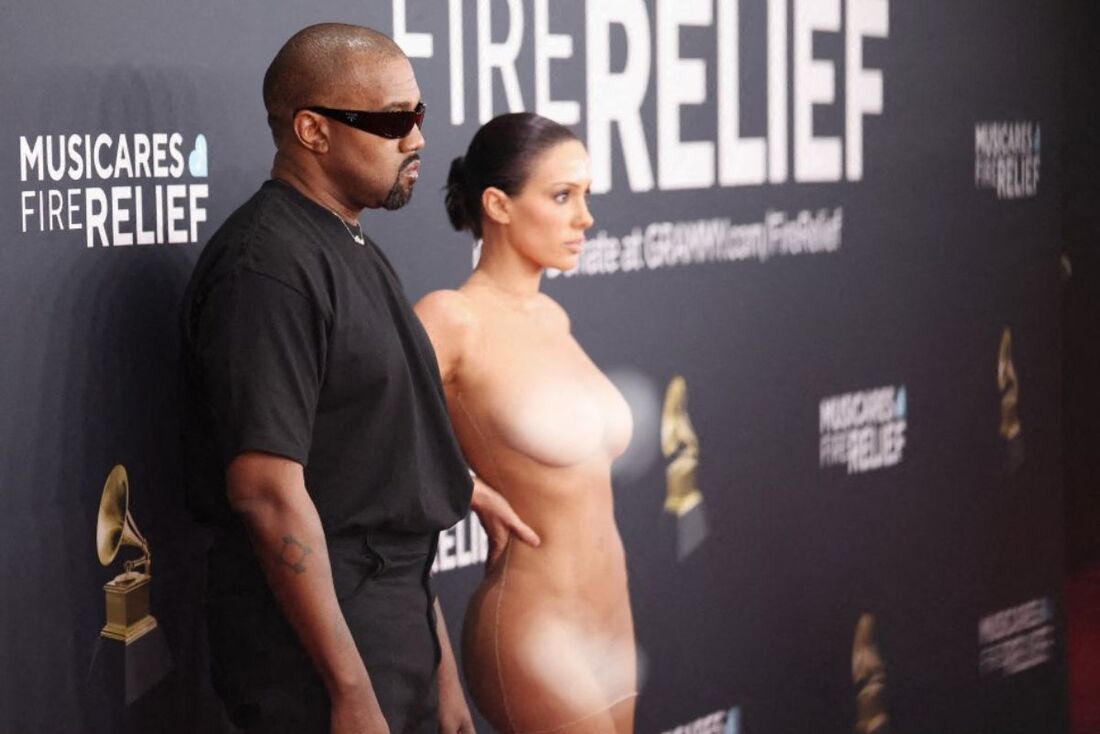 Kanye West e Bianca Censori no tapete vermelho do Grammy