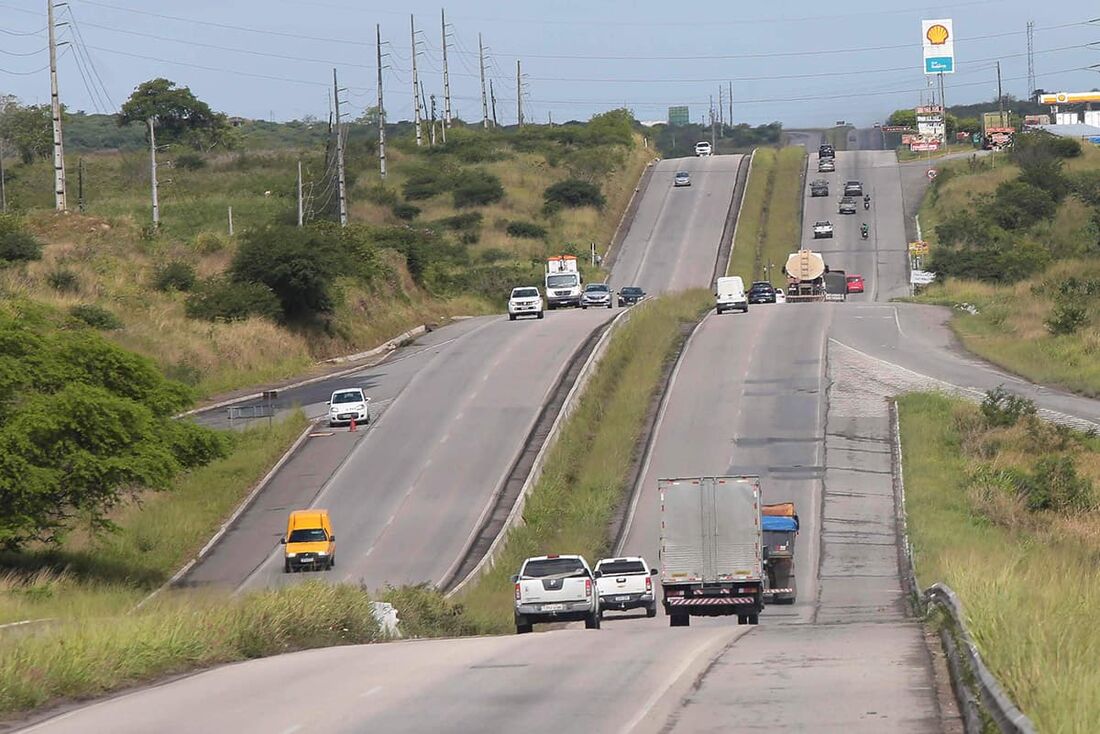BR 232, principal conexão entre a RMR e o Agreste pernambucano