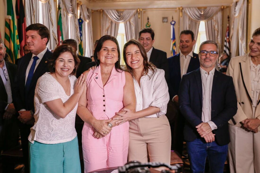 Elcione Ramos participa da assinatura da ordem de serviço para construção de creches em Igarassu