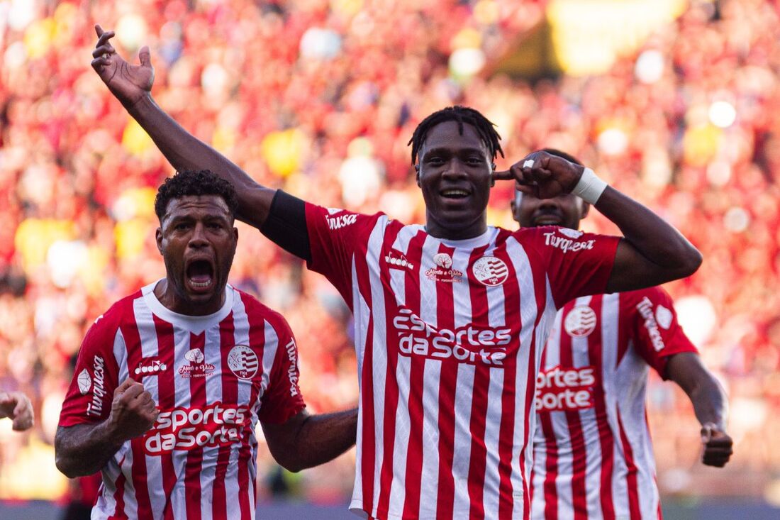 Samuel Otusanya celebra gol na Ilha do Retiro