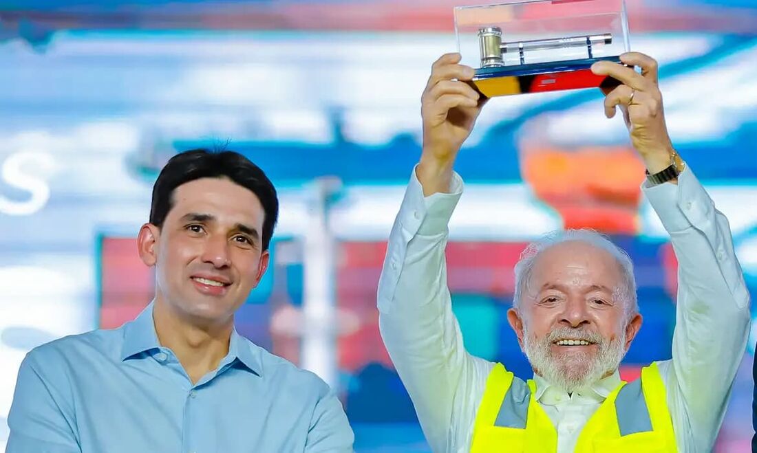 O presidente Luiz Inácio Lula da Silva e o ministro de Portos e Aeroportos, Silvio Costa Filho