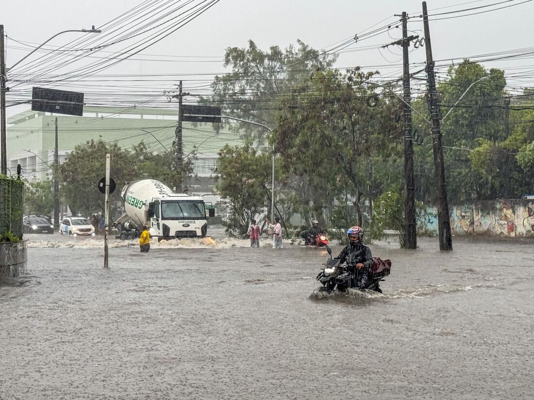 Mascarenhas de Moraes, na Imbiribeira, eterno ponto crítico de alagamento no Recife