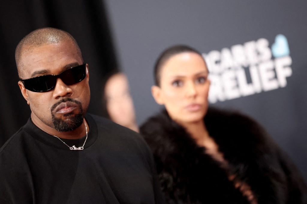 Bianca Censori: veja outros looks polêmicos da esposa de Kanye West, que surgiu nua no Grammy 2025