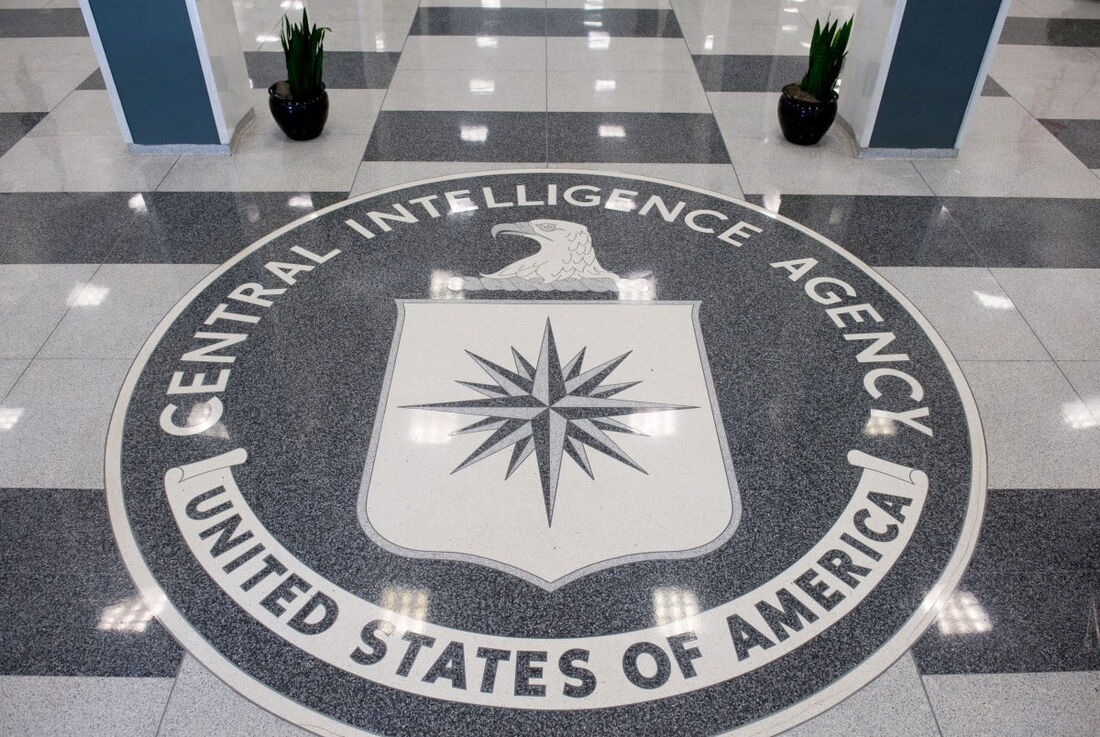 O selo da Agência Central de Inteligência (CIA) é exibido no saguão da sede da CIA