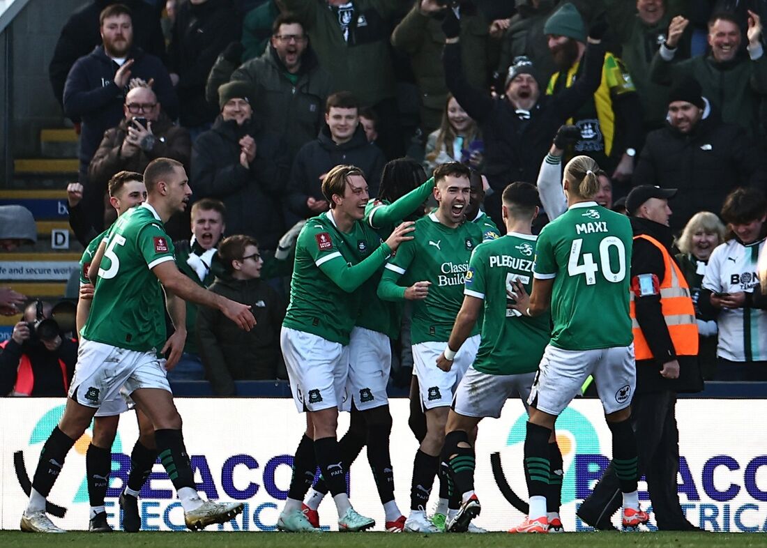Jogadores do Plymouth celebram o gol da vitória sobre o Liverpool