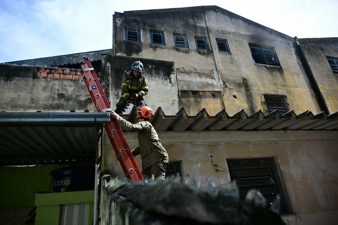 Bombeiros saem após apagar um incêndio em uma fábrica têxtil especializada em fazer fantasias de carnaval e uniformes policiais na zona norte do Rio de Janeiro