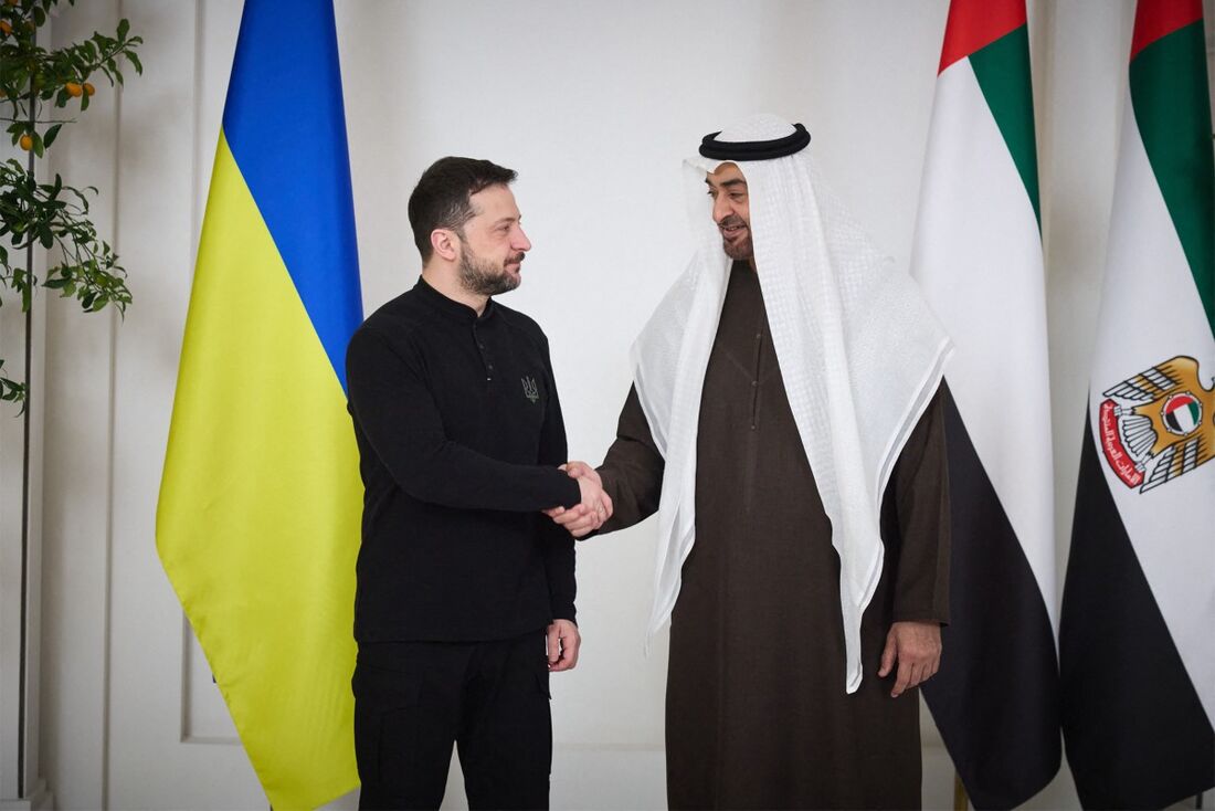 O presidente da Ucrânia, Volodymyr Zelensky, aperta a mão do presidente dos Emirados Árabes Unidos, Sheikh Mohamed bin Zayed al-Nahyan, durante uma visita aos Emirados Árabes Unidos, em Abu Dhabi