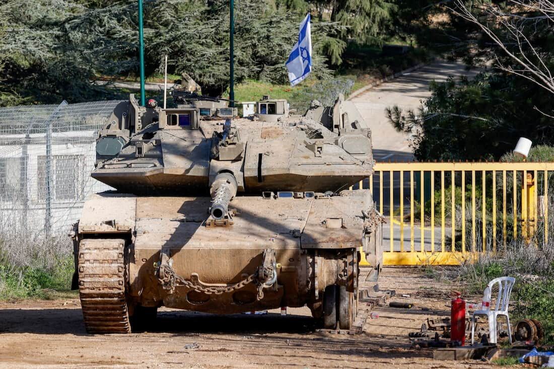 Um tanque de batalha Merkava do exército israelense é posicionado perto do muro de concreto da fronteira em uma posição ao longo da fronteira norte de Israel com o Líbano