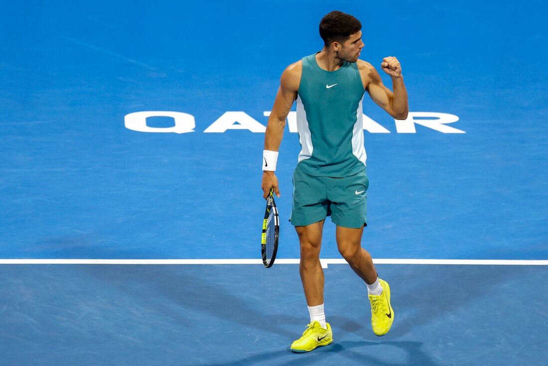 O espanhol Carlos Alcaraz reage após um ponto contra o italiano Luca Nardi 