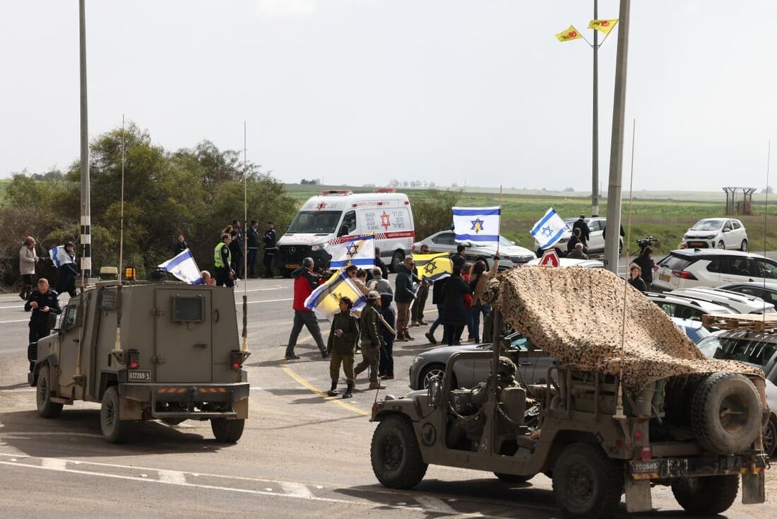 Veículos transportando reféns entregues pelo Hamas