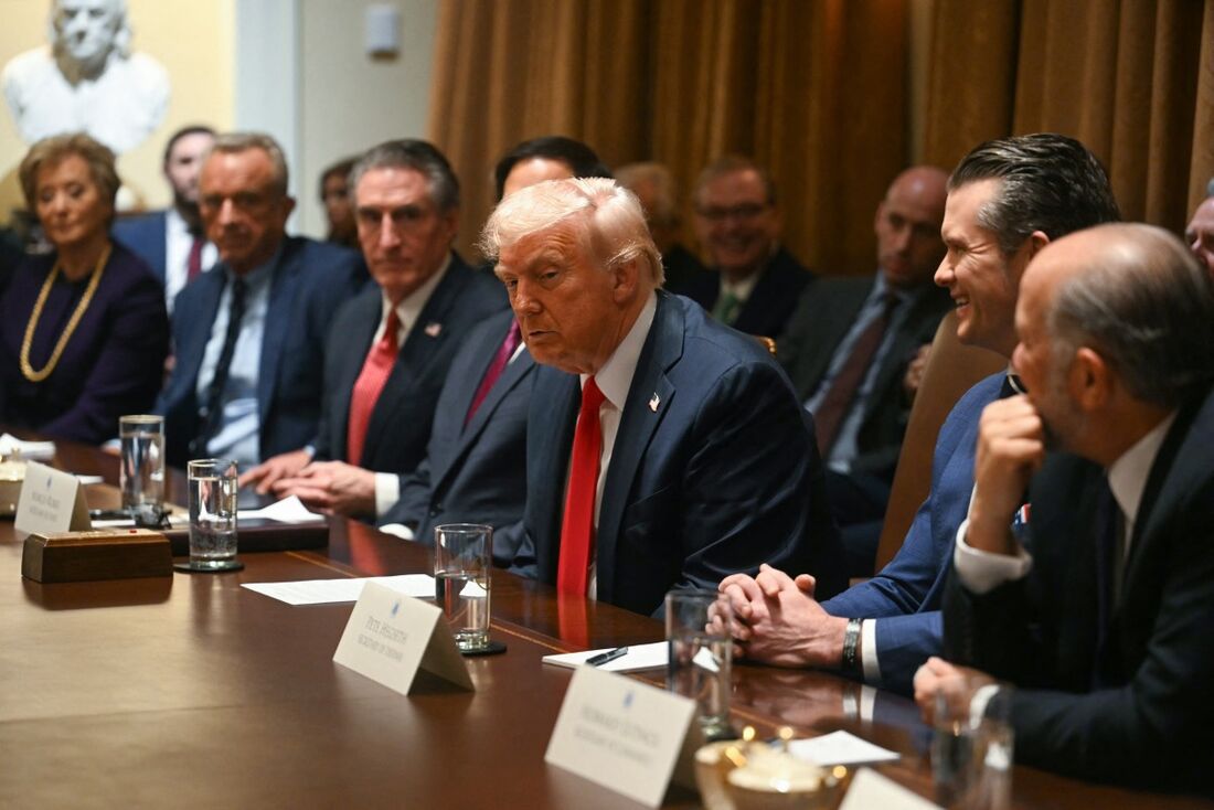 O presidente dos EUA, Donald Trump, realiza a primeira reunião de gabinete de seu segundo mandato na Sala do Gabinete da Casa Branca em Washington, DC