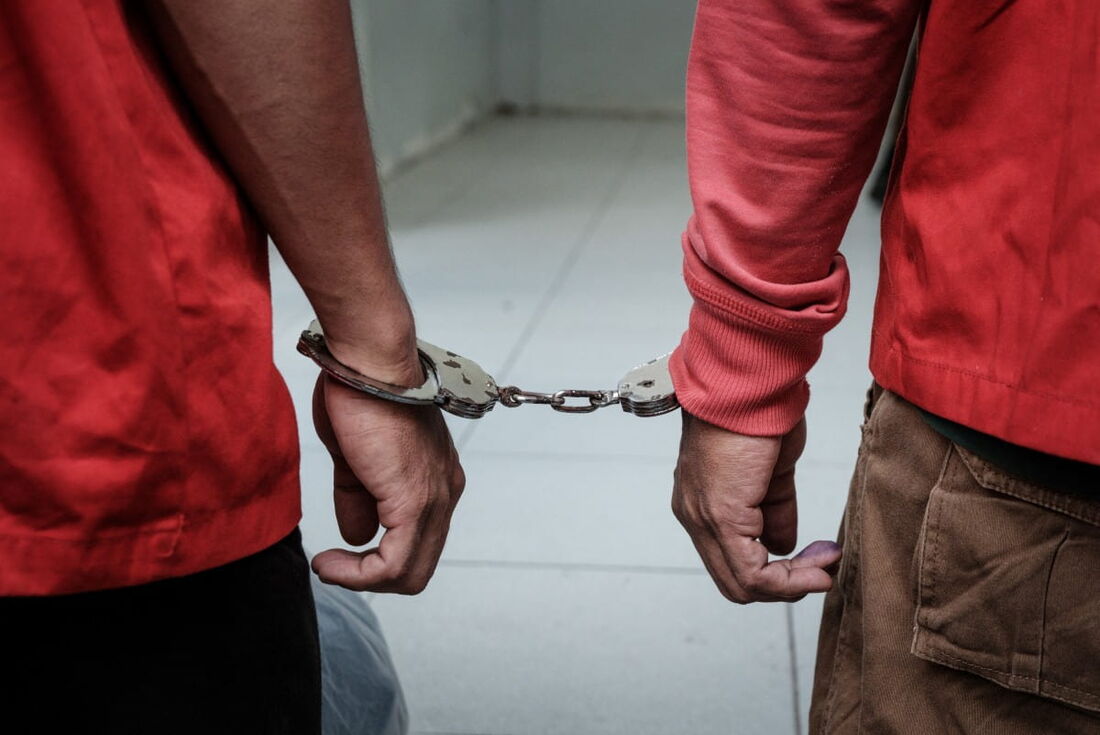 Homens, considerados culpados de relações sexuais sob a estrita lei islâmica sharia, são algemados para serem açoitados publicamente