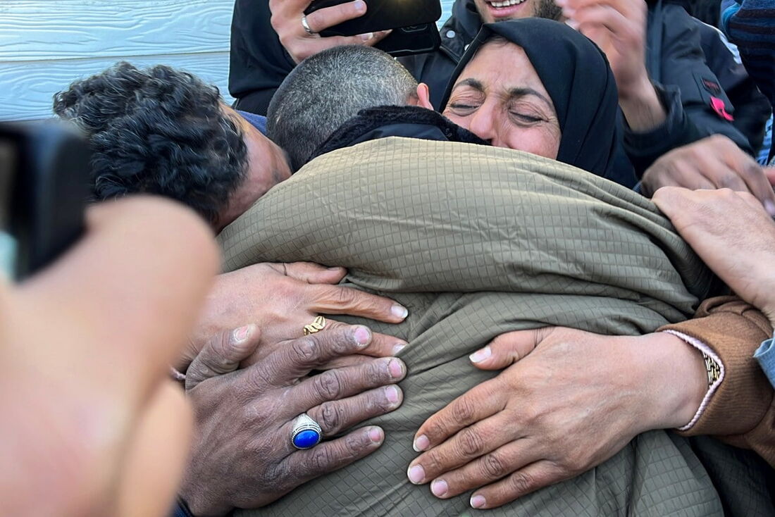 Um prisioneiro palestino é abraçado por um membro de sua família no Hospital Europeu em Khan Yunis, no sul da Faixa de Gaza