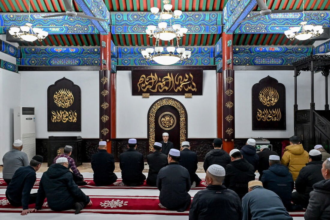 Muçulmanos oferecem as primeiras orações de Tarawih para marcar o início do mês sagrado de jejum islâmico do Ramadã