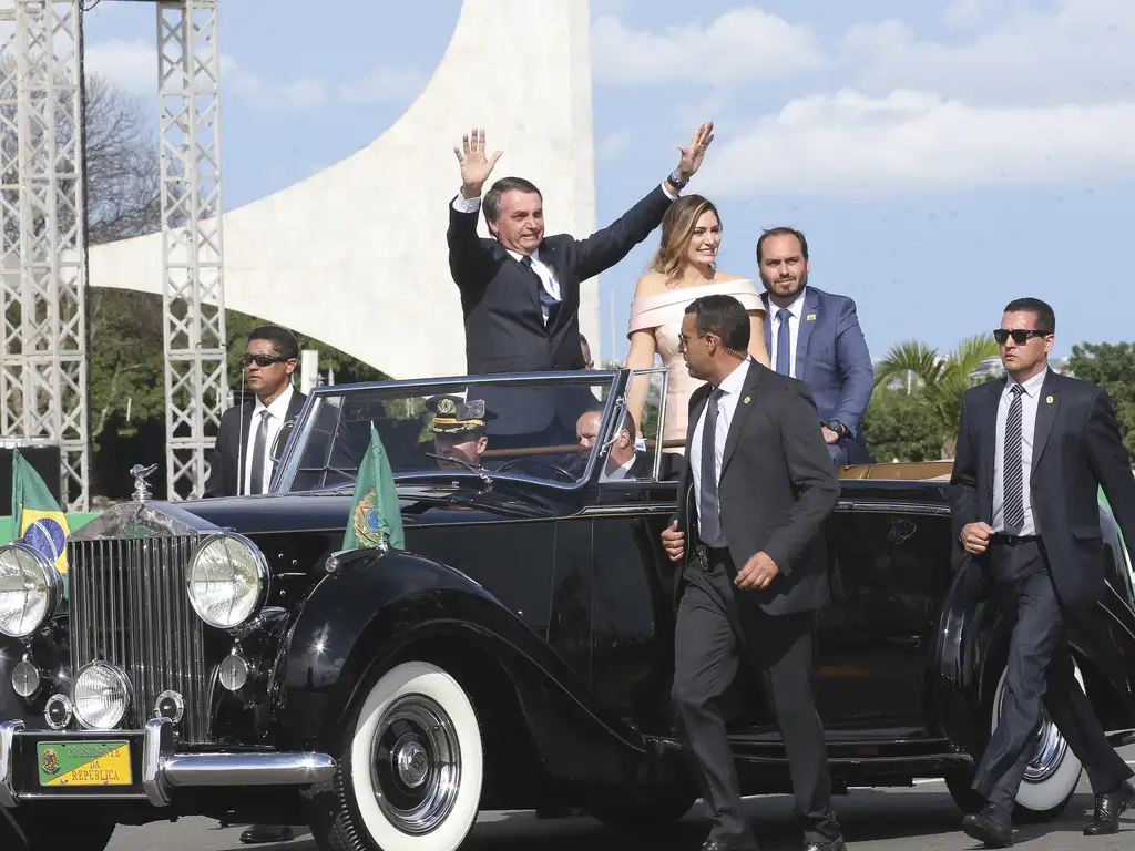 Jair Bolsonaro junto com Michelle e o filho Carlos na posse presidencial
