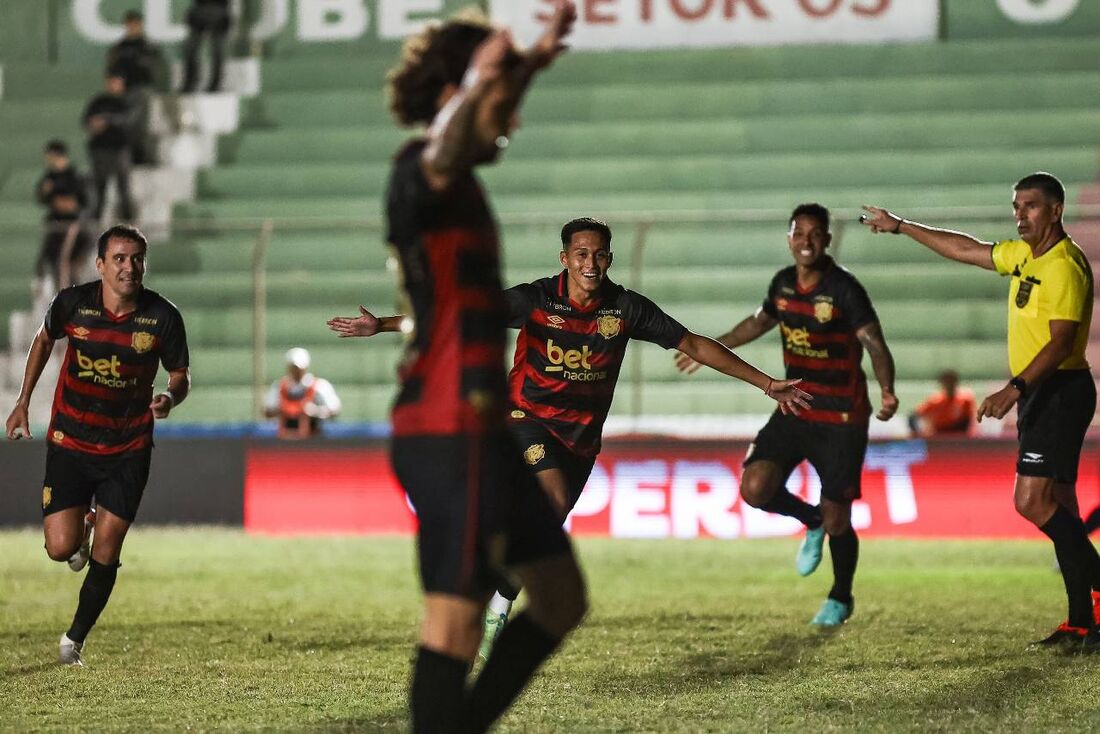 Atencio celebra gol marcado nos acréscimos contra o Sousa