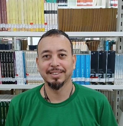Natural de Vila Velha, Léo de Andrade é bibliotecário formado pela Universidade Federal do Espírito Santo (UFES)