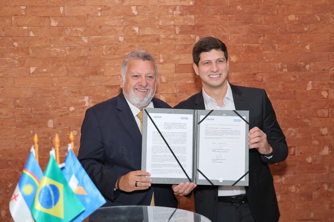 Presidente da Caixa, Carlos Vieira, e o prefeito do Recife, João Campos