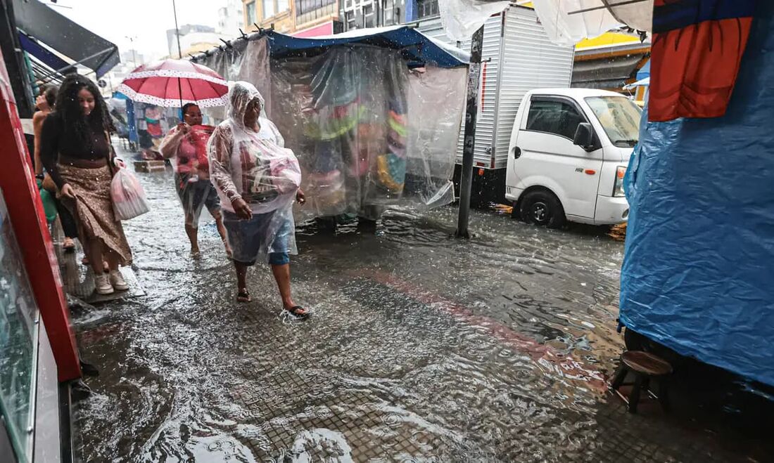 O forte temporal que caiu na noite desta terça-feira (18) na cidade de São Paulo causou a morte de uma mulher de 40 anos de idade