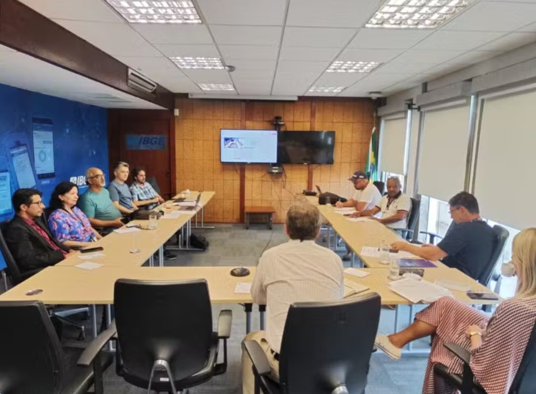 Marcio Pochmann, presidente do IBGE, se reúne com representantes da Assibge, sindicato da instituição