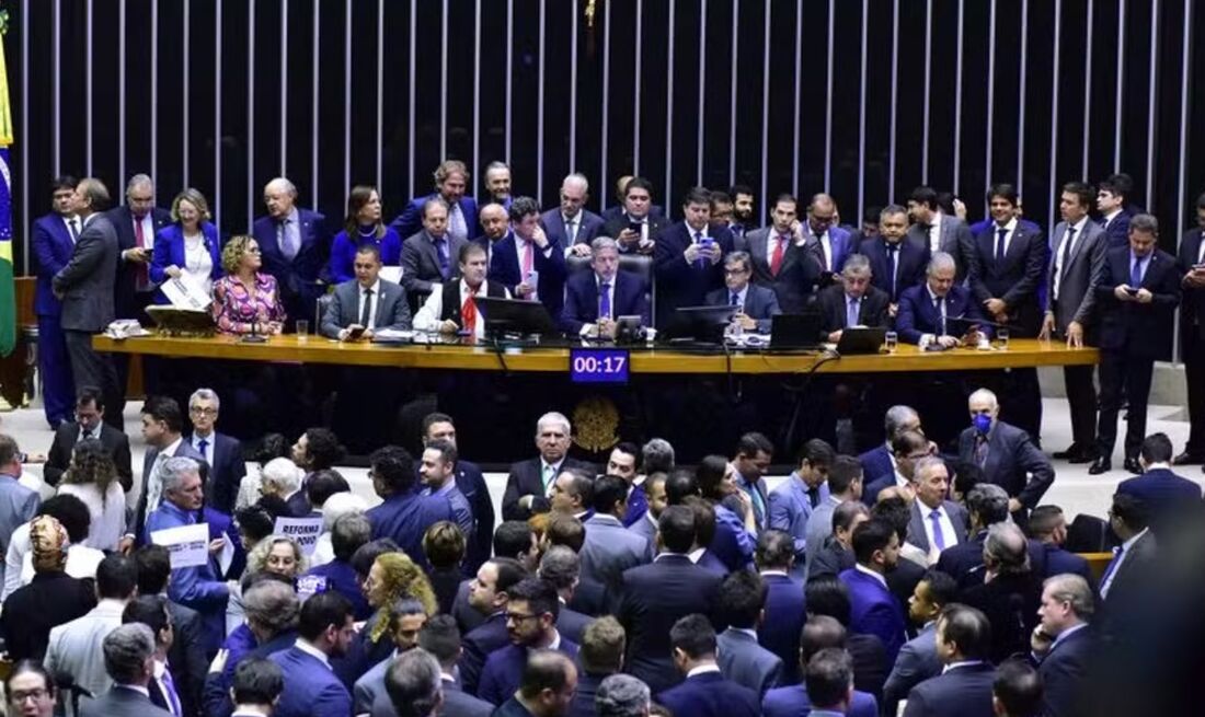 No voto distrital, o estado é dividido em distritos, e cada distrito elege apenas um representante, o mais votado