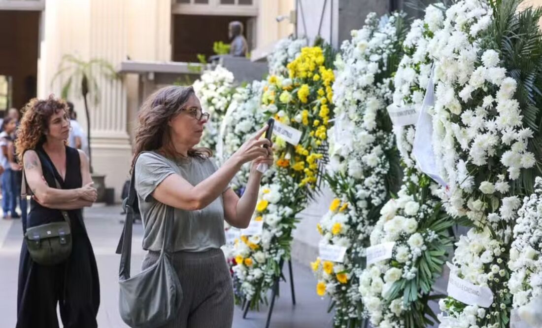 A editora Isabel Diegues e a autora de novelas Rosane Svartman no velório do cineasta Cacá Diegues 