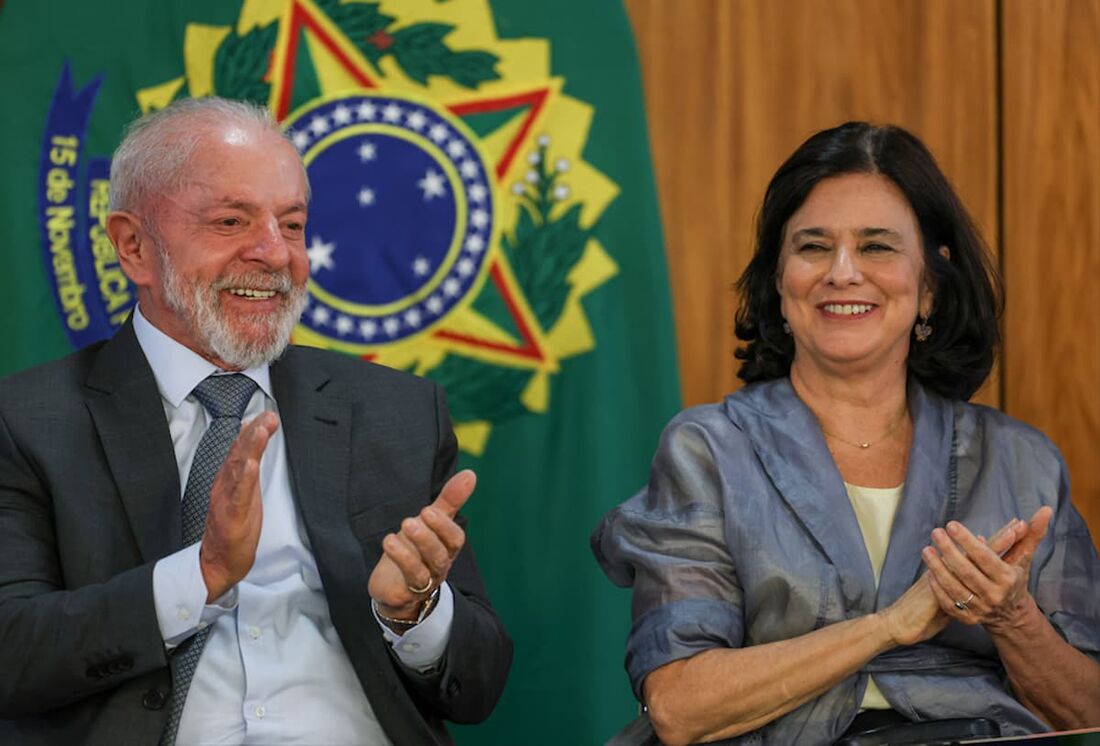 Presidente Luiz Inácio Lula da Silva ao lado da ministra da saúde, Nísia Trindade
