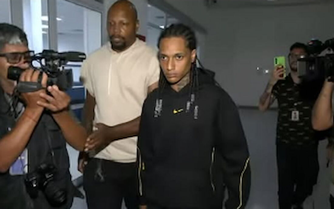 O rapper Oruam teve a prisão decretada após se envolver em uma confusão com policiais após descobrirem que um adolescente, acusado de atuar como segurança de um chefe do Comando Vermelho, estava na residência