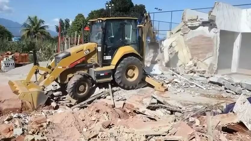 "Fortaleza" de traficante, com piscina, é destruída pela Polícia Civil em Duque de Caxias 