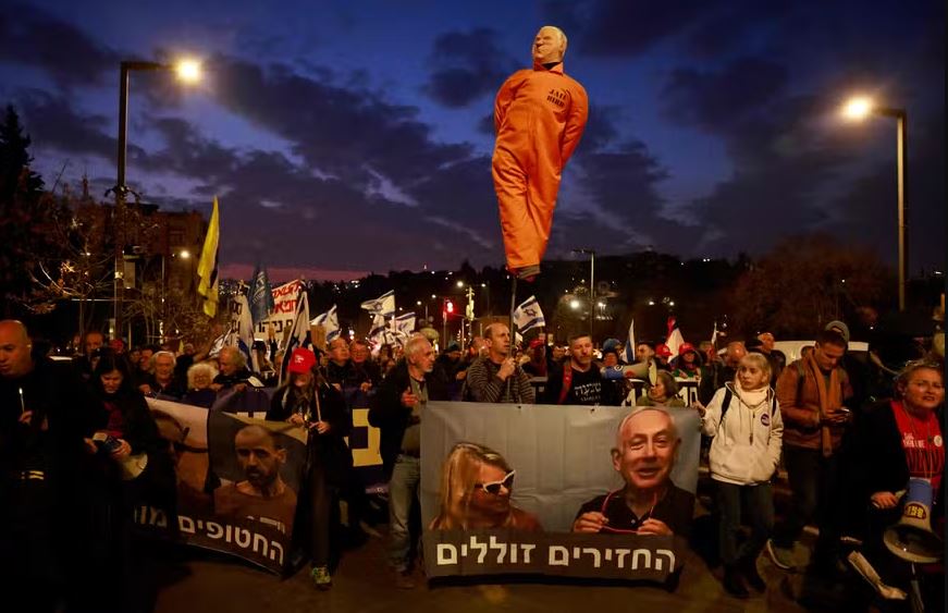 Parentes e simpatizantes de reféns mantidos em Gaza protestam em Jerusalém, Israel, no 500º dia da guerra