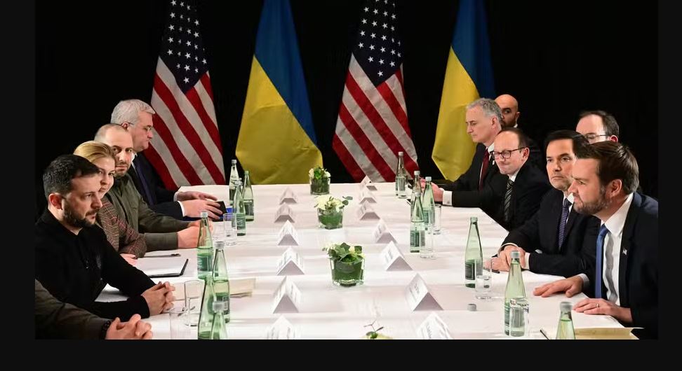 Vice-presidente dos EUA, J.D. Vance, (em primeiro plano na direita), durante reunião com o presidente da Ucrânia, Volodymyr Zelensky (em primeiro plano na esquerda), em Munique  Foto: Tobias SCHWARZ / AFP