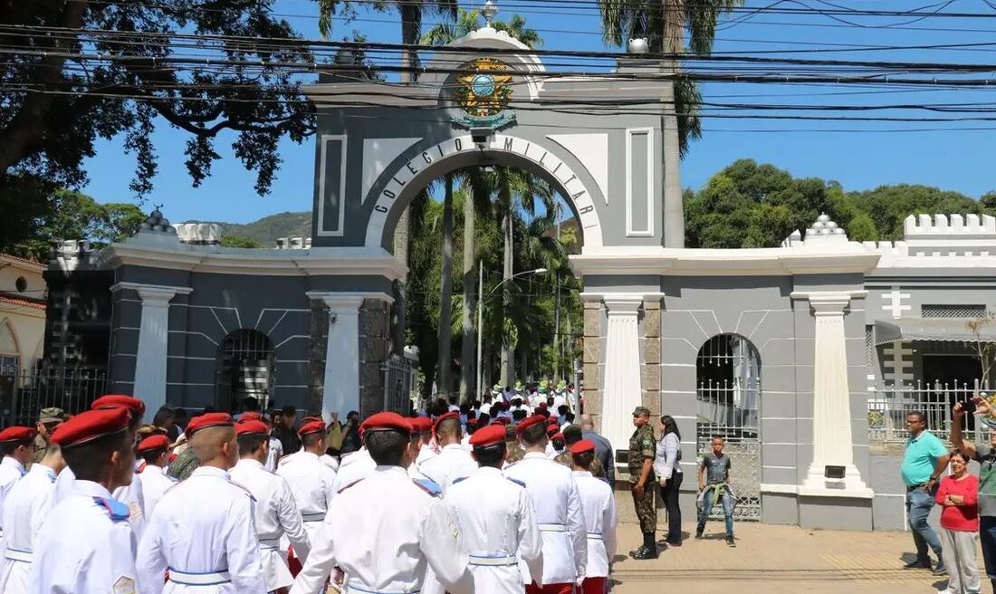 Colégio Militar - ao menos 5% das vagas em disputa nos colégios militares devem ser destinadas a pessoas com deficiência, outros 5% a quilombolas e 50% a alunos egressos do ensino fundamental em escolas públicas