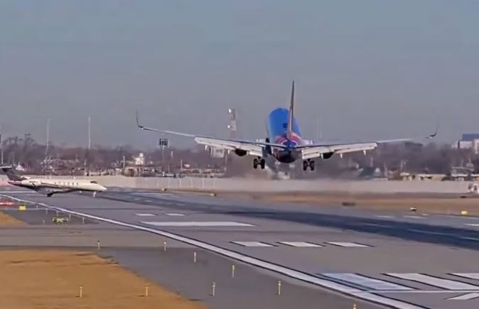 Boeing estava prestes a tocar a pista quando o jato executivo entrou na frente dele