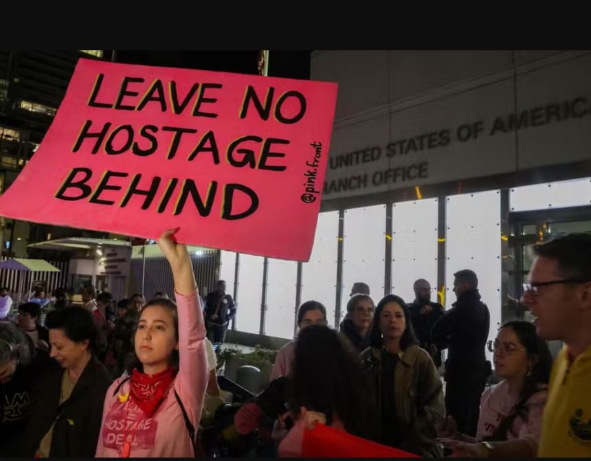Parentes de israelenses mantidos reféns em Gaza realizam uma manifestação pedindo aos EUA que intervenham para sua libertação