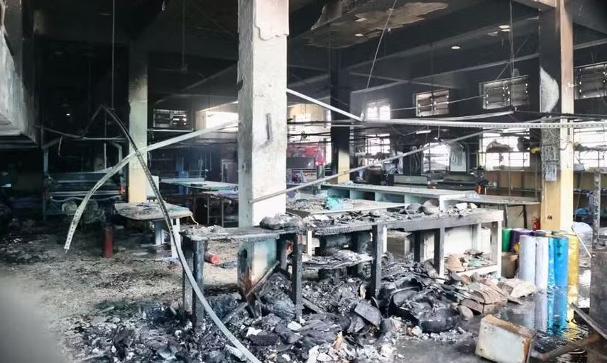 Interior da fábrica foi todo consumido pelo fogo