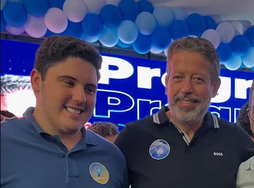 Arthur Lira ao lado do filho, de 18 anos, que ganhou cargo com salário de 8 mil em prefeitura do AL