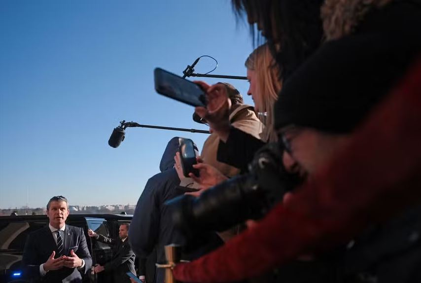 Secretário de Defesa dos EUA, Peter Hegseth, fala com a imprensa no estado da Virginia 