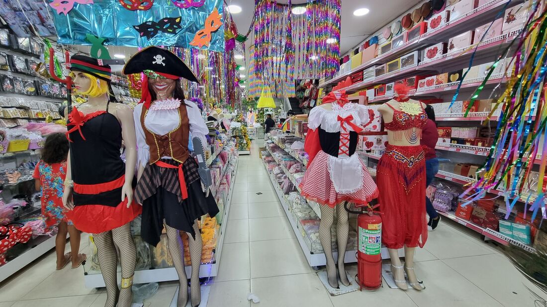Itens de Carnaval à venda em loja do comércio do Recife
