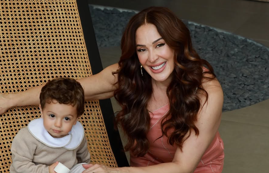 Claudia Raia com o filho Luca, de dois anos