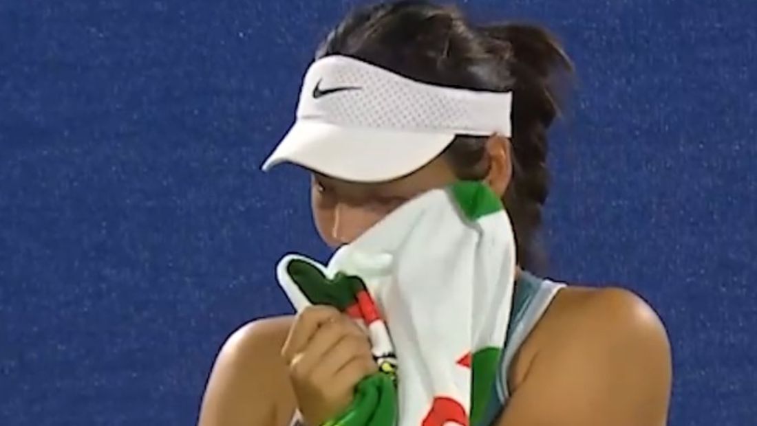 Tenista Emma Raducanu chora ao ver perseguidor na arquibancada