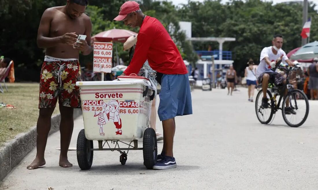 A cidade do Rio de Janeiro atingiu o nível 4 de calor, às 12h35 desta segunda-feira (17)