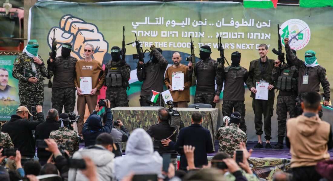 Hamas entrega israelenses à Cruz Vermelha