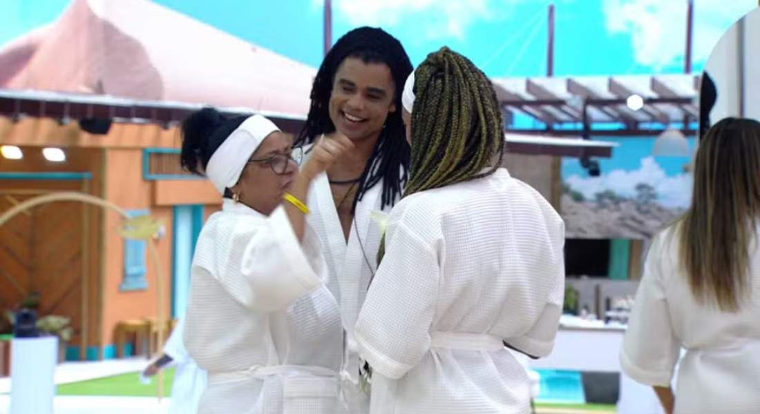 Delma interagiu com Aline e Diogo, na área externa