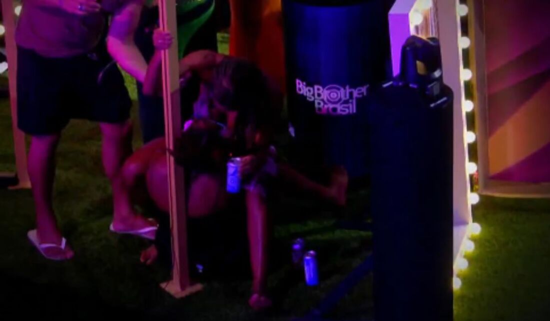 Beijo entre Aline e Thamiris foi exibido no Mesacast